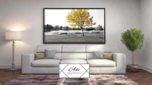 תמונה של נוף עם עץ צהוב