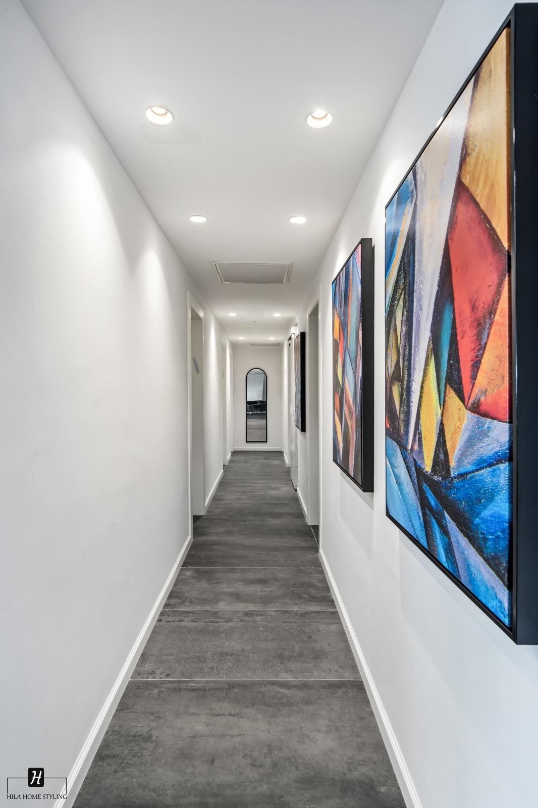 שילוב תמונות במסדרון בכניסה למשרד