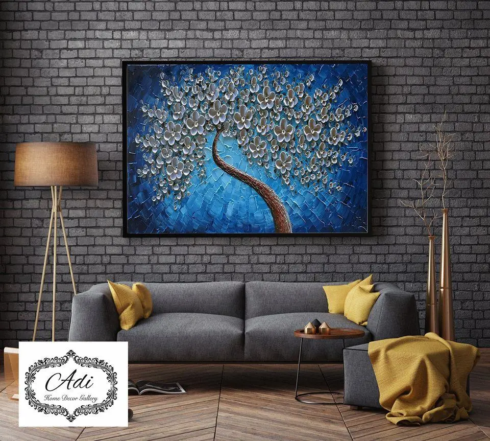 תמונה של עץ כסוף אפור רקע כחול אומנותי