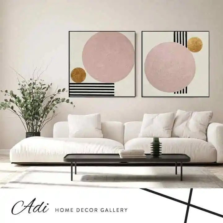 זוג תמונות עם עיגולים ורודים פסים שחורים ועיגול זהוב בסגנון נורדי