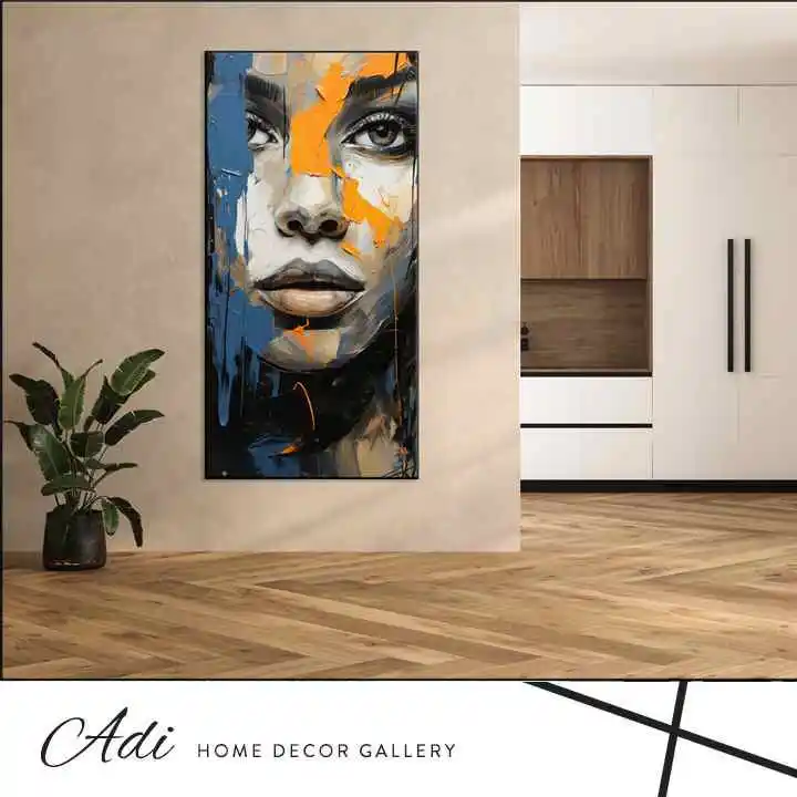 פנים של אישה עם עיניים פתוחות בגווני אפור טורכיז וחרדל