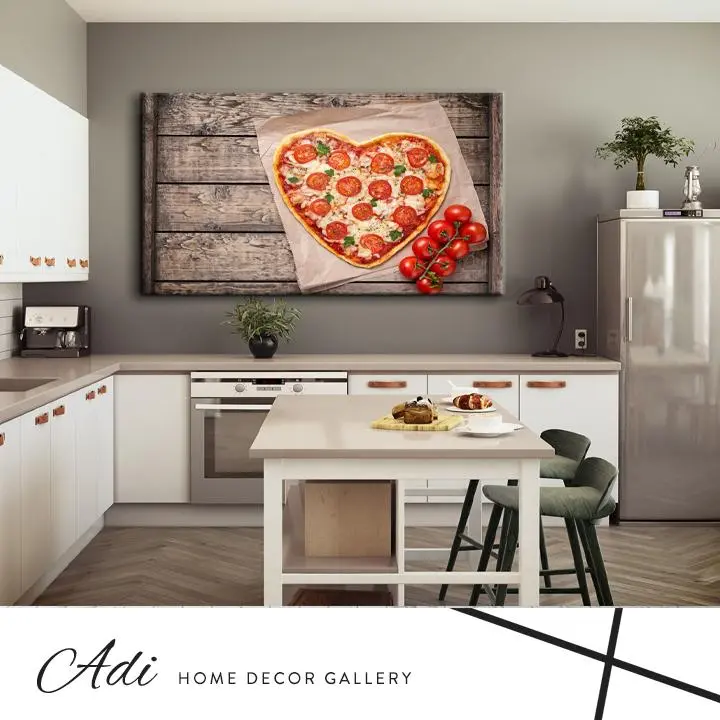 תמונה של פיצה למטבח בצורת לב עם רקע טקסטורה עץ