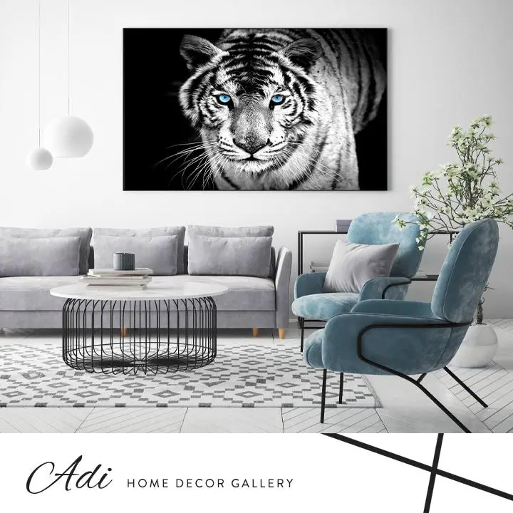 תמונה של נמר שחור לבן עם עיניים כחולות