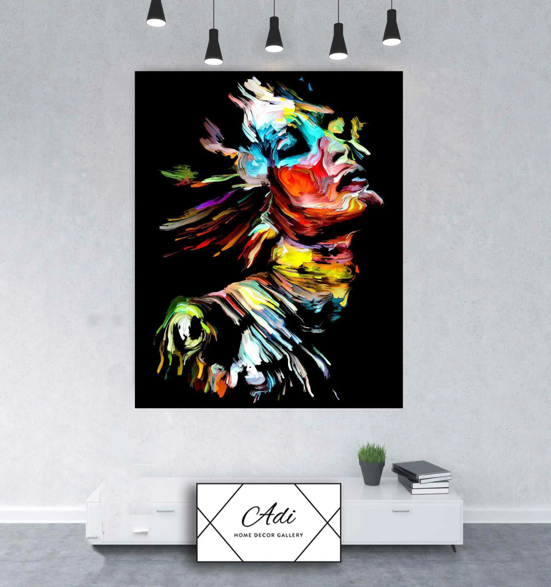 תמונה של אישה צבעונית על רקע שחור