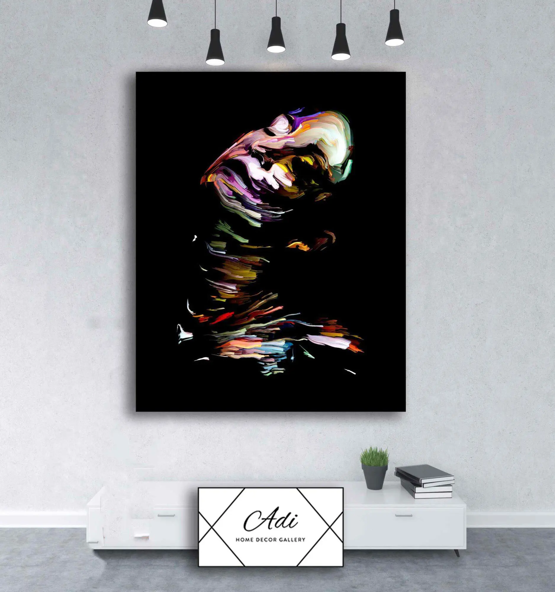 תמונה של אישה צבעונית על רקע שחור