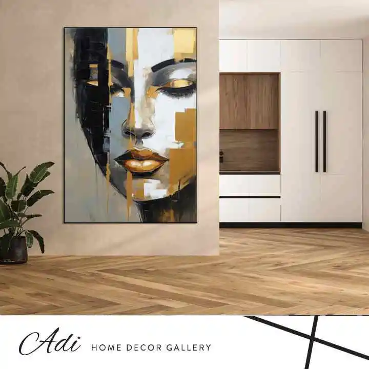 פנים של אישה עם עיניים עצומות בגווני אפור שחור זהב