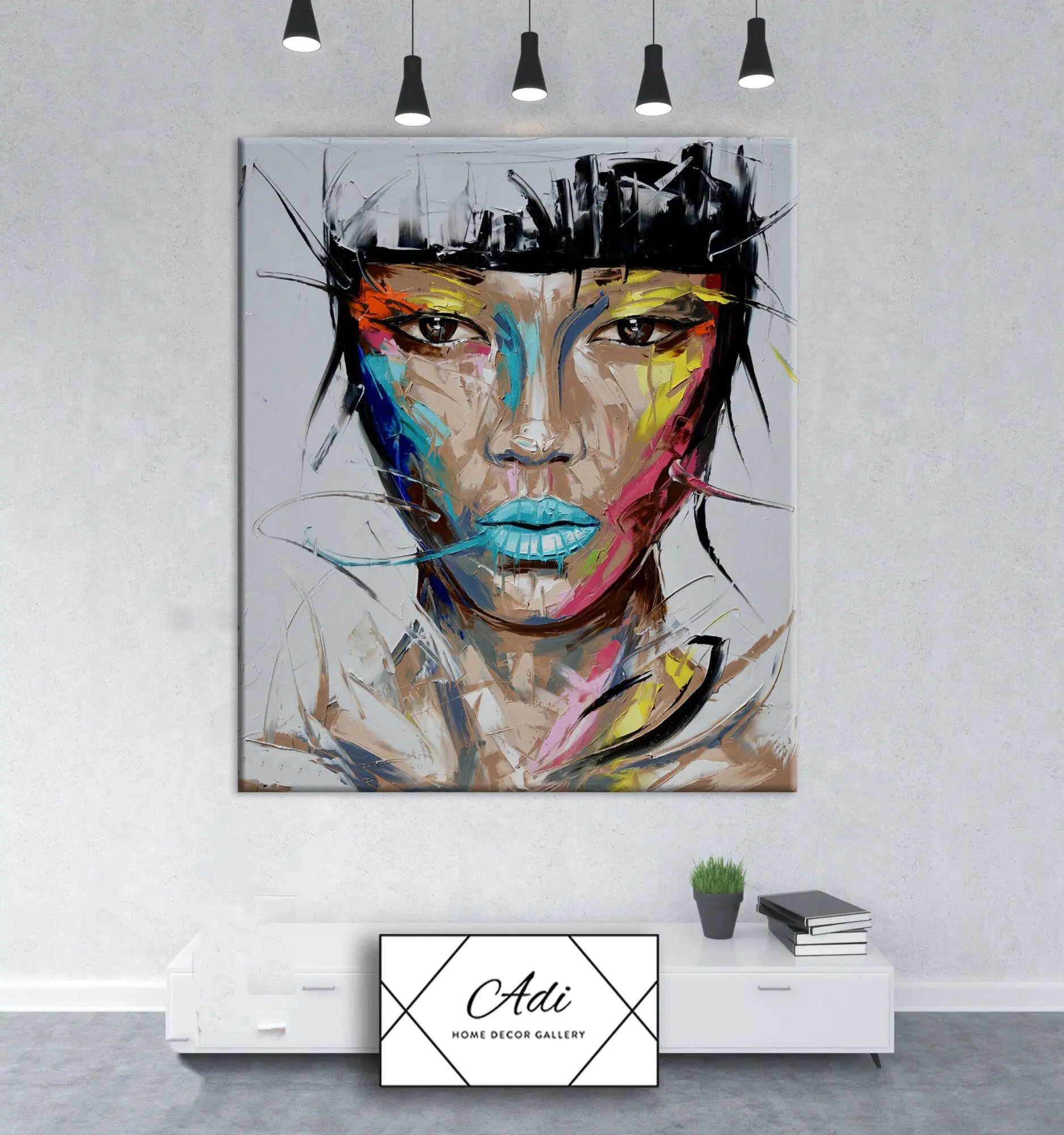 תמונה של אישה במריחות צבע אקריליק כחול