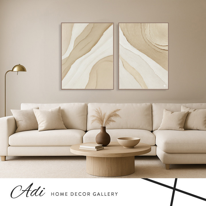 זוג תמונות אבסטרקטיות בגווני שמנת, חול ובז רך