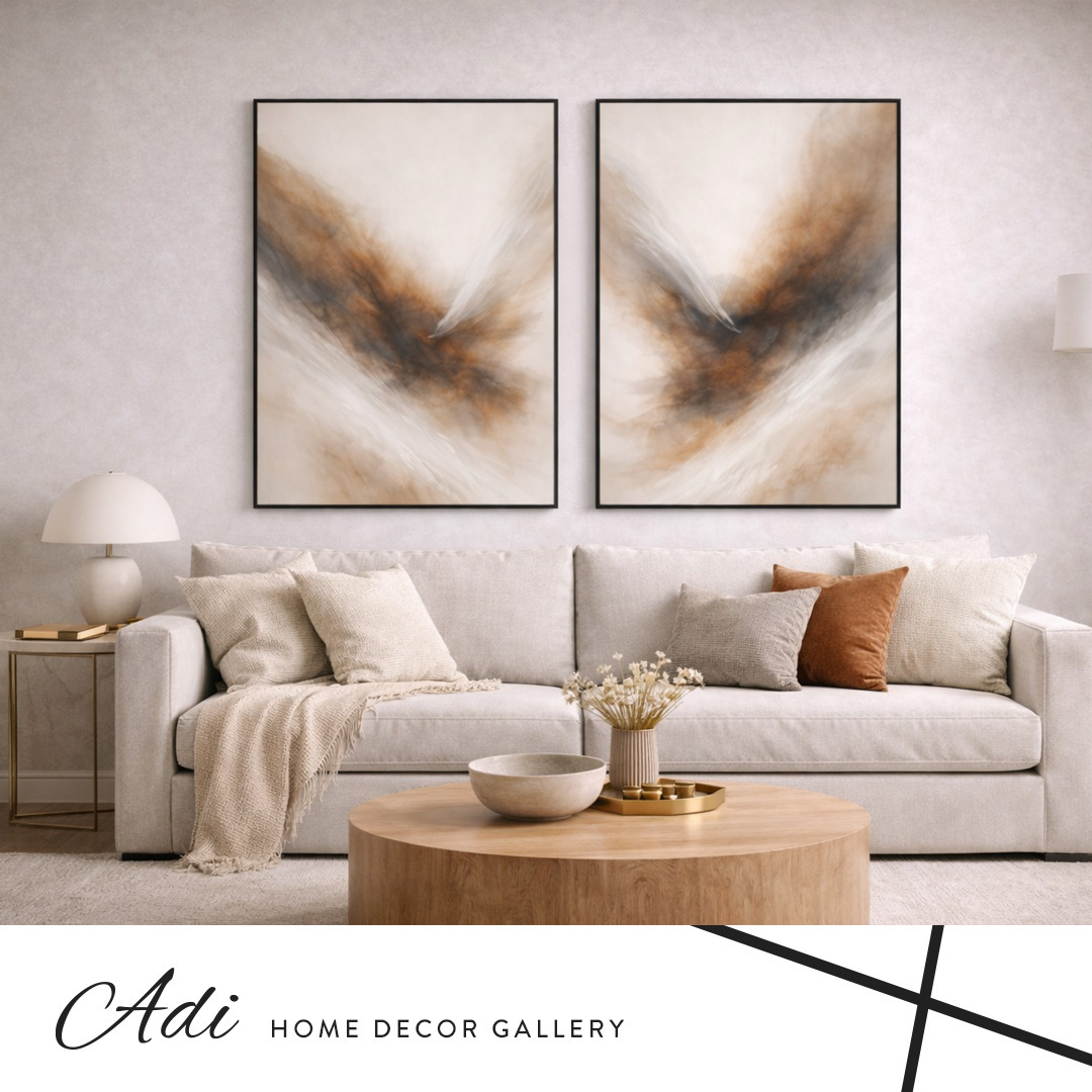 סט תמונות קנבס זוגי בגווני אדמה חמים תלוי מעל ספה בסלון מודרני