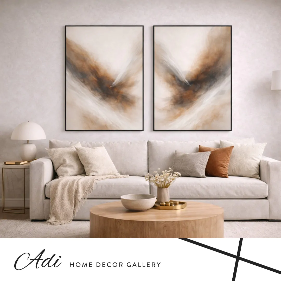סט תמונות קנבס זוגי בגווני אדמה חמים תלוי מעל ספה בסלון מודרני